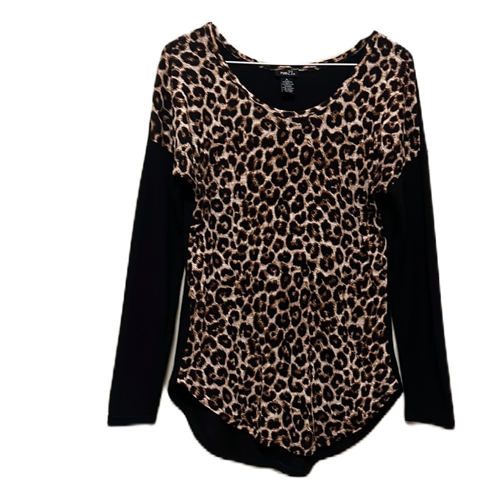 Women’s RUE21, Scoop Neckline, Long Sleeves, Leopard Print Top, Multi Colors, M - Picture 1 of 3